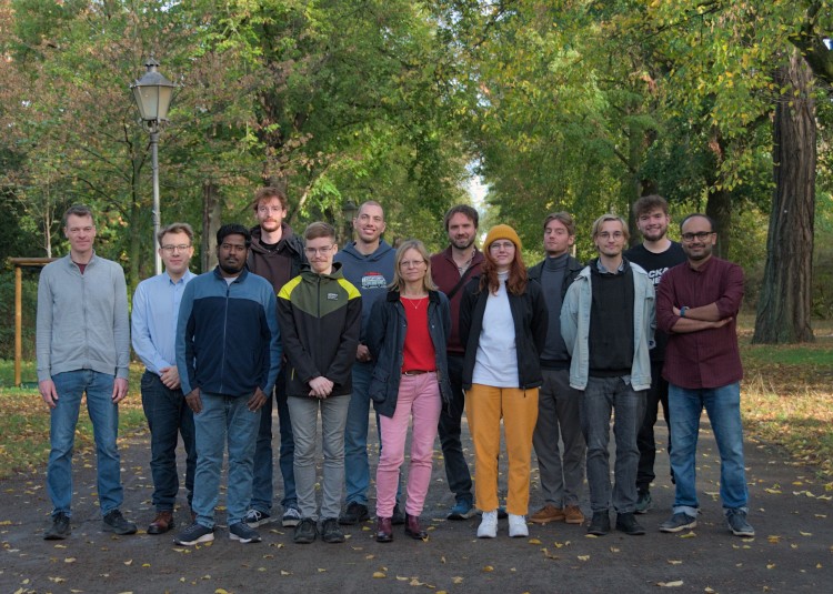 Gruppenbild im Park der AG Menzel